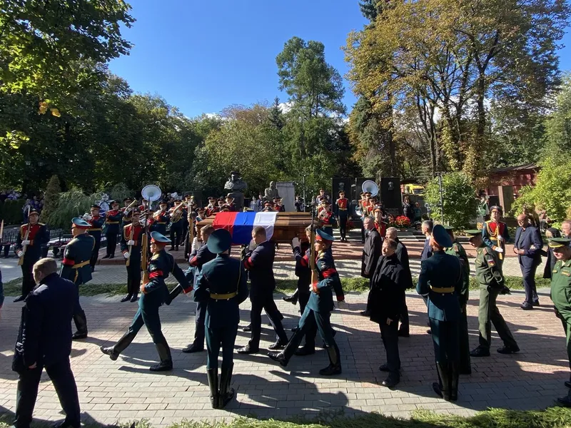 Angajați ai serviciului funerar cară sicriul fostului președinte sovietic Mihail Gorbaciov la cimitirul Novodevichy din Moscova - Foto: Profimedia Images/Evgeny Odinokov