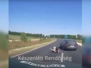 Un român a fugit de poliție în Ungaria și a sărit ca-n filme de la volan. Ce căra în mașină - Foto: captură video