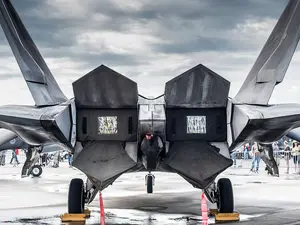 Avion de vânătoare F-22 Raptor - Foto: WallpaperFlare/CC0