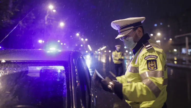 Poliţiştii şi reprezentanţii celorlalte autorităţi cu atribuţii în domeniu au aplicat, în ultimele 24 de ore, 3.013 sancţiuni contravenţionale. / Foto: digi24.ro