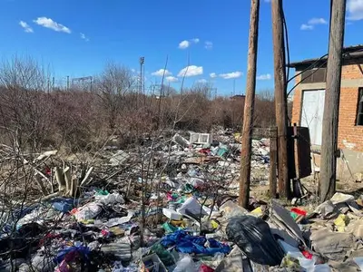 FOTO: Deşeuri aflate pe nişte terenuri de la marginea Capitalei au fost arse ilegal şi au poluat