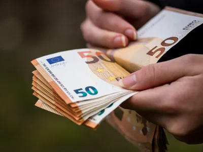 500 € ajutor pentru unii români din Germania. Ce condiții trebuie să îndeplinească? - Foto: Freepik.com (rol ilustrativ)