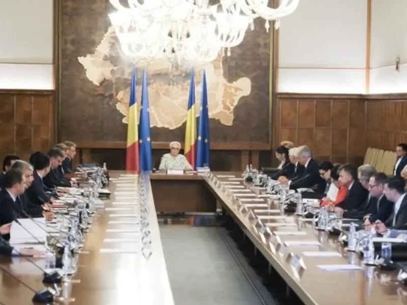 Dăncilă stă în capul mesei/FOTO: guv.ro