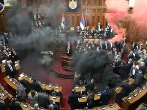 VIDEO Scandal și haos în Parlamentul din Serbia. Fumigene aprinse și sticle aruncate în sala de plen