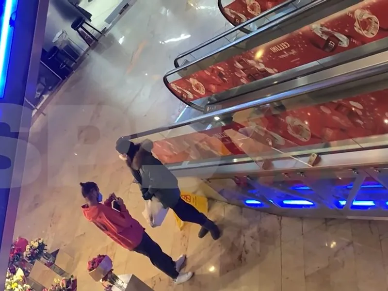 Alexandra, fiica fostului lider PSD Liviu Dragnea, și soțul său, Alex Mațaev, surprinși la mall. / Foto: captură video, spunews.ro