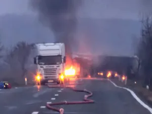 Trafic blocat marți pe DN 72 în Dâmbovița, după ce o autocisternă a fost cuprinsă de flăcări - Foto: Facebook/DSU