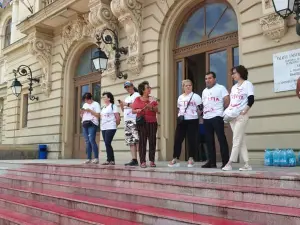 Protestatari pe scările Universității Alexandru Ioan Cuza din Iași/ Foto: Captură Video