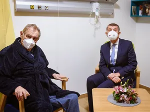 Președintele Miloș Zeman (stânga) a fost internat la câteva ore după ce ieșise din spital. FOTO: Facebook)