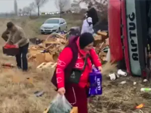 Un TIR turcesc cu fructe și legume s-a răsturnat în Vrancea, jefuit de localnici. Au furat cu lăzile - FOTO: gazeta de sud