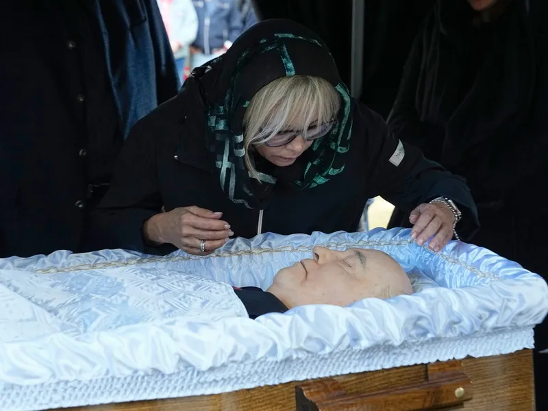 Irina Virganskaia, fiica fostului președinte al Uniunii Sovietice Mihail Gorbaciov, își ia rămas bun de la acesta pentru ultima oară, în timpul funeraliilor de la cimitirul Novodeviciy din Moscova - Foto: Profimedia Images/ AP/ Alexander Zemlianichenko