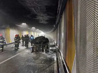 O mașină a luat foc în Pasajul Unirii din București. / FOTO: ISU Bucureşti-Ilfov