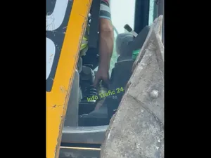 „Dorel”, șofer pe buldoexcavator, se răcorește cu o bere la volan, în trafic, în Pipera. / Foto: captură video