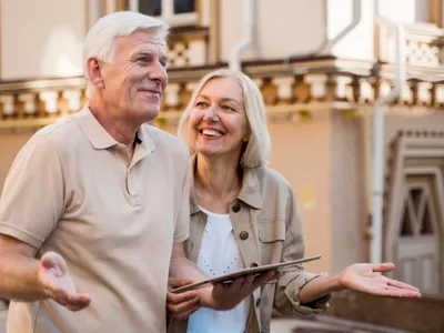 Care pensionari iau bani mai mulți la pensie în noiembrie? În ce zile se virează bani pe card? Foto: Freepik (fotografie cu caracter ilustrativ)