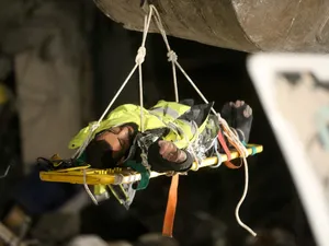 Sirianul Muhammed Habib, în vârstă de 27 de ani, este salvat dintre dărâmături la 140 de ore după cutremurele care au lovit Turcia și Siria- Foto: Profimedia Images/ Serhat Zafer