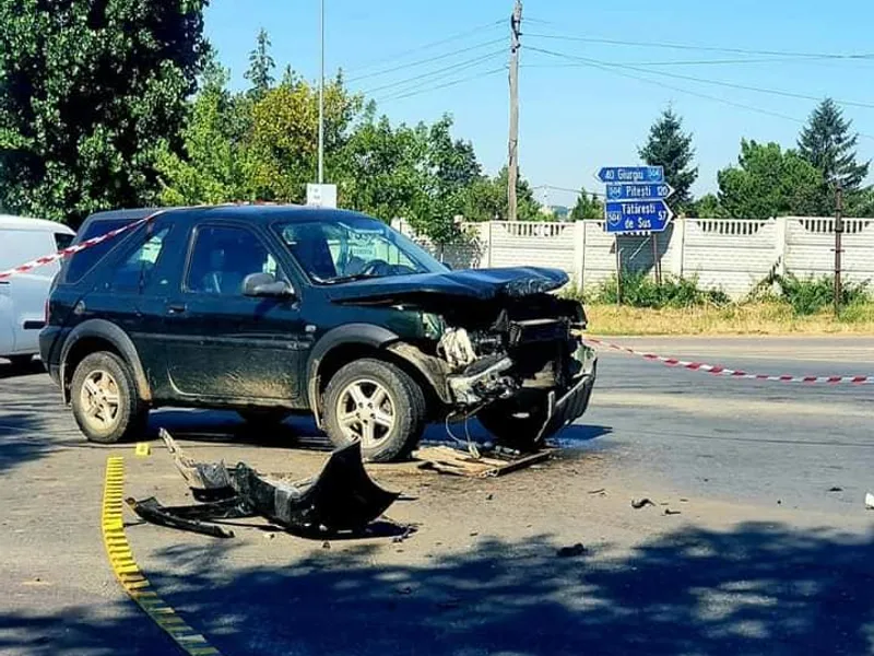 O tânără cu un Land Rover Freelander vechi nu a oprit la „Stop” și a făcut „garaj” un Sandero. / Foto: Info Trafic 24, Facebook