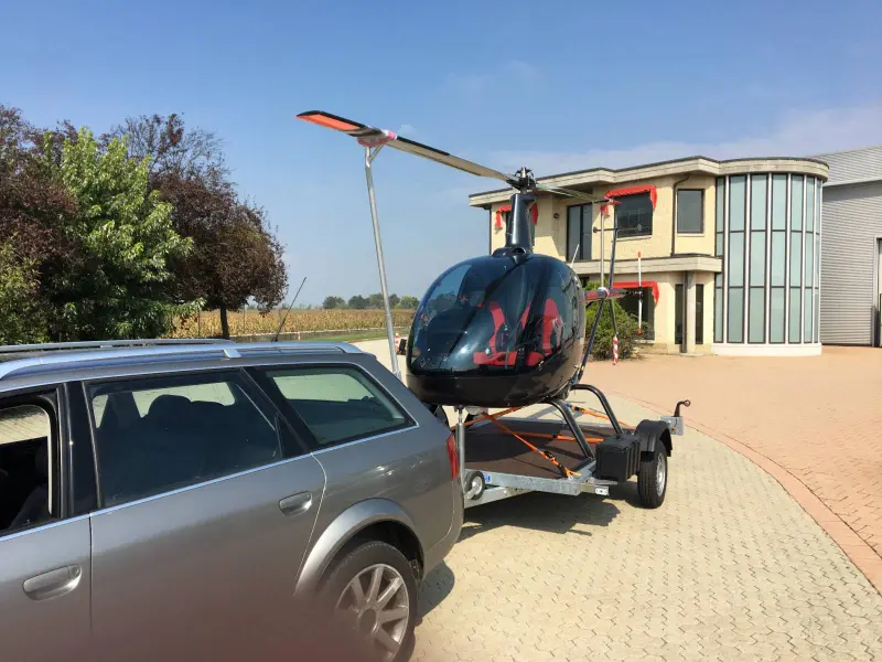 Poliția germană a descoperit doi români care transportau un elicopter folosind o remorcă auto/FOTO: cochettrailer.uk