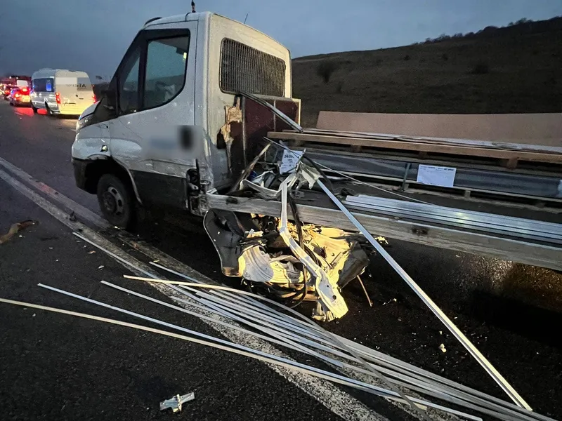 Accident grav! Un șofer de 74 de ani a derapat pe asfaltul ud și s-a înfipt într-o camionetă - Foto: Facebook/Info Trafic 24