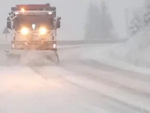 Prima ninsoare mai consistentă, primele mașini blocate pe drum. Atenție, dacă mergeți pe DN 17 - Foto: captură video