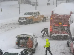 Probleme în trafic, din cauza zăpezii. FOTO: Captură video