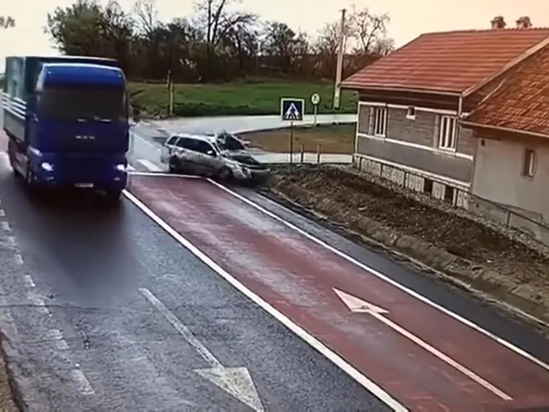 Un șofer nu reușește să frâneze, intră în DN cu roțile târâș și se înfige într-un TIR. / Foto: captură video