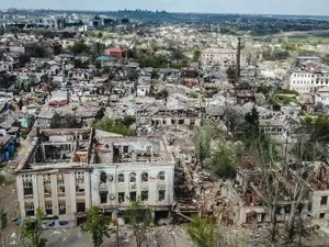 VIDEO Evul Mediu la Mariupol. Oamenii sunt forțați să vâneze porumbei și să bea apă din bălți/FOTO: Twitter/Svitlana Galun