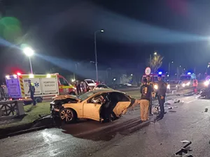 Accident înfiorător în stațiunea Mamaia. O mașina în care se aflau 5 tineri s-a rupt într-un stâlp - Foto: Facebook/ Constanta INFO