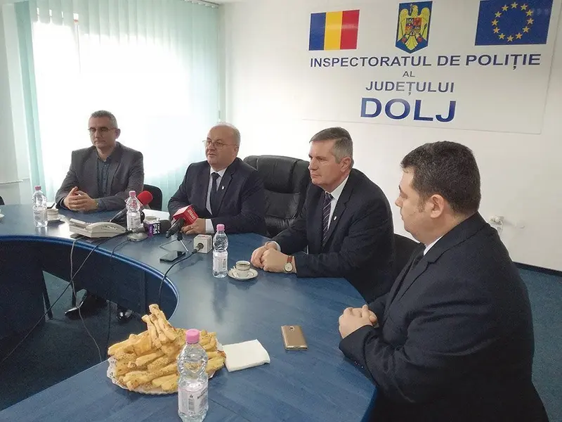 PROTECȚIE  Constantin Nicolescu (cel cu  microfoanele în față), șeful  Poliției doljene, l-ar proteja pe  agentul Dorin Petcu de rigorile  legii penale