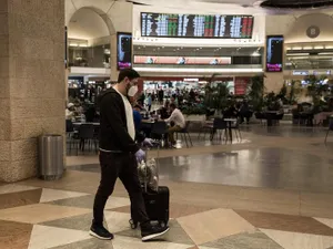 Măștile nu vor mai fi obligatorii în aeroporturi și avioane / Foto: Profimedia Images