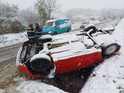 Iarna i-a luat pe nepregătite pe șoferi. Accidente în lanț după ce nu și-au schimbat cauciucurile - Foto: ISU Iași