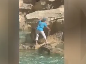 O femeie a stârnit furie printre italieni după ce s-a urcat pe Fontana di Trevi din Roma. Motivul Foto: captura video observator