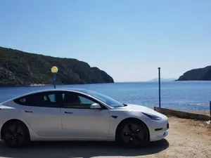 O familie a plecat cu o mașină electrică Tesla în Halkidiki: 14h pe drum, a încărcat de 3 ori - Foto: electromobilitate.com