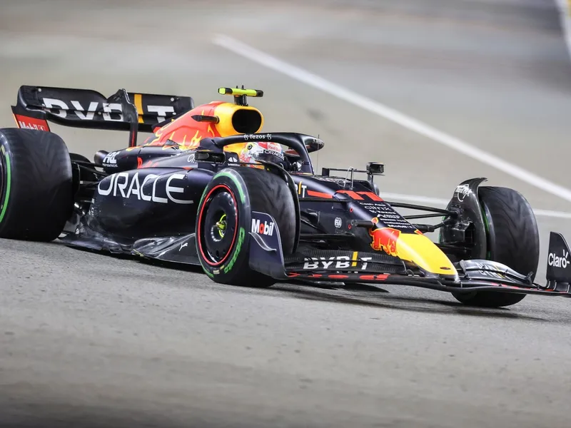 Pilotul mexican Sergio Perez de la Red Bull își conduce mașina în timpul sesiunii de calificări la Marele Premiu de Formula 1 din Singapore -Foto: Profimedia Images