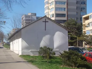 „Biserica de pe trotuar”, construită fără autorizație/foto: news.ro