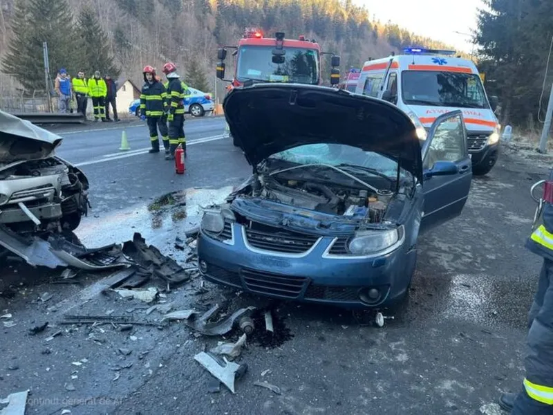 Accident grav spre Azuga, pe DN1. Două vehicule s-au ciocnit, traficul este blocat - Foto: ISU Prahova