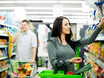 Cum sunt păcăliți clienții în supermarket: Suc îndoit cu apă, gramaj mai mic în ambalaj mai mare - Foto: Freepik.com (rol ilustrativ)