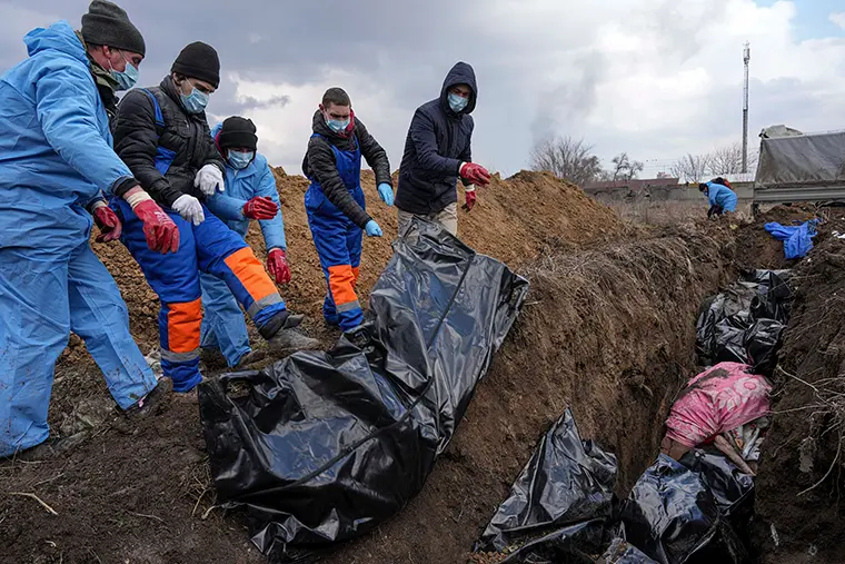 Cadavrele victimelor din Mariupol, îngropate într-o groapă, în timp ce rușii continuă genocidul/FOTO: cnn.com