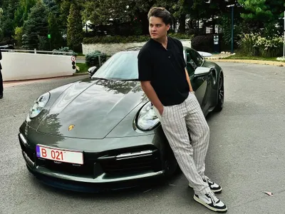 Vlogger-ul Selly și-a luat Porsche 911 de 250.000 €. Firma lui are profit declarat de 2.000 € - Foto: Facebook