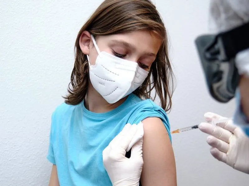 Doza „booster” a vaccinului Pfizer-BioNTech pentru adolescenţii din grupa 12-15 ani, aprobată în SUA. / Foto: bbc.com