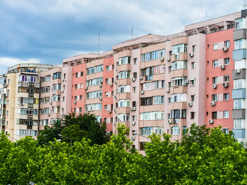 AMENDĂ de până la 200 de lei pentru românii care locuiesc la bloc și au ușă. Ce trebuie să facă? - Foto: Istock / imagine cu rol ilustrativ