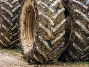 Tragedie în a doua zi din 2025! Un bărbat s-a răsturnat cu tractorul. A fost scos fără semne vitale - Foto: Arhiva / imagine cu rol ilustrativ