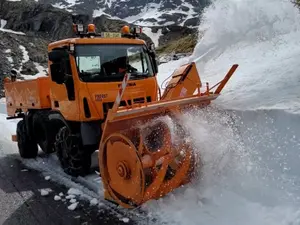 Pe Transfăgărășan, zăpada are și 5 metri grosime. Utilajele de deszăpezire lucrează continuu. / Foto: captura ecran