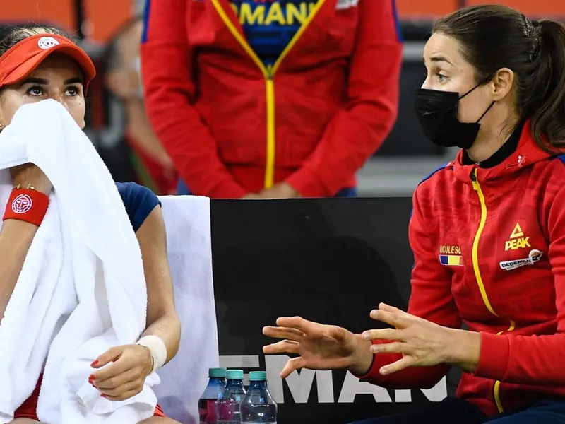 Romania vs Italia. Billie Jean King Cup. Irina Bara, sfătuită în pauză de căpitanul jucător Monica Niculescu. Cluj, 16 Apr 2021 - Foto: Profimedia Images - imagine cu caracter ilustrativ