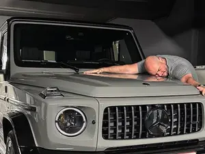 Emil din „Teambuilding”, actorul Matei Dima, are jucărie nouă: Mercedes G-Classe de 200.000 € - Foto: Instagram/@bromania