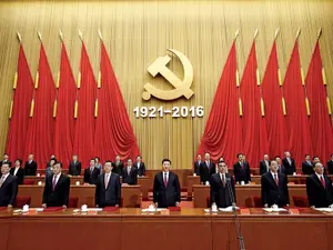 Xi, în centru, şi alţi lideri de seamă participă la o întrunire care marchează cea de-a 95-a aniversare a Partidului Comunist Chinez, desfăşurată la Marea Sală a Poporului, în Beijing pe 1 iulie 2016. Foto Getty Images