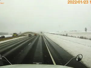 Șoferul unui utilaj greu de deszăpezire a pus viața a sute de oameni în pericol și a reușit să avarieze peste 40 de autovehicule pe o autostradă din Ohio. / Foto: captură video