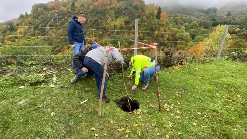 Specialistul măsoară dimensiunea găurii de la Barajul Tăul Mare cu o creangă - Foto: Captură video