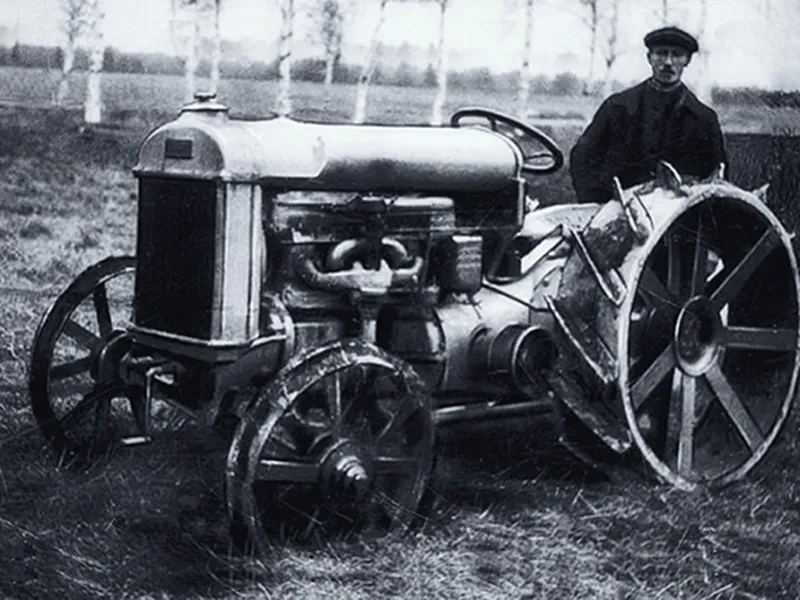 Primul tractor românesc, IAR 22, produs la Brașov în 1946. După ce a fost copiat - Foto: wikiwand.com - Imagine cu rol ilustrativ