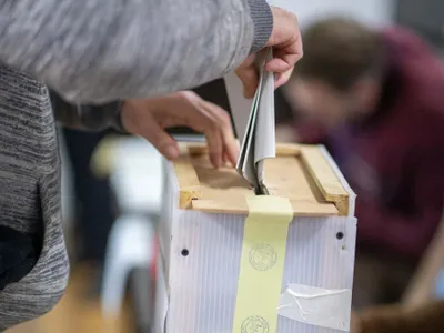 O femeie a votat în locul unei octogenare, la urna mobilă. Fiul a reclamat la Poliţie - Foto: INQUAM PHOTOS/Virgil Simionescu