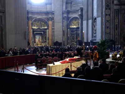 Papa Benedict al XVI-lea, condus pe ultimul drum la Vatican. Papa Francisc va prezida funeraliile - FOTO: Profimedia