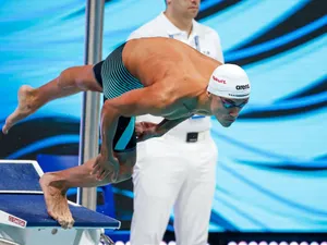 David Popovici a cucerit medalia de aur în finala probei de 100 m liber în cadrul Campionatelor Europene de înot pentru juniori de la Otopeni - Foto: Profimedia Images